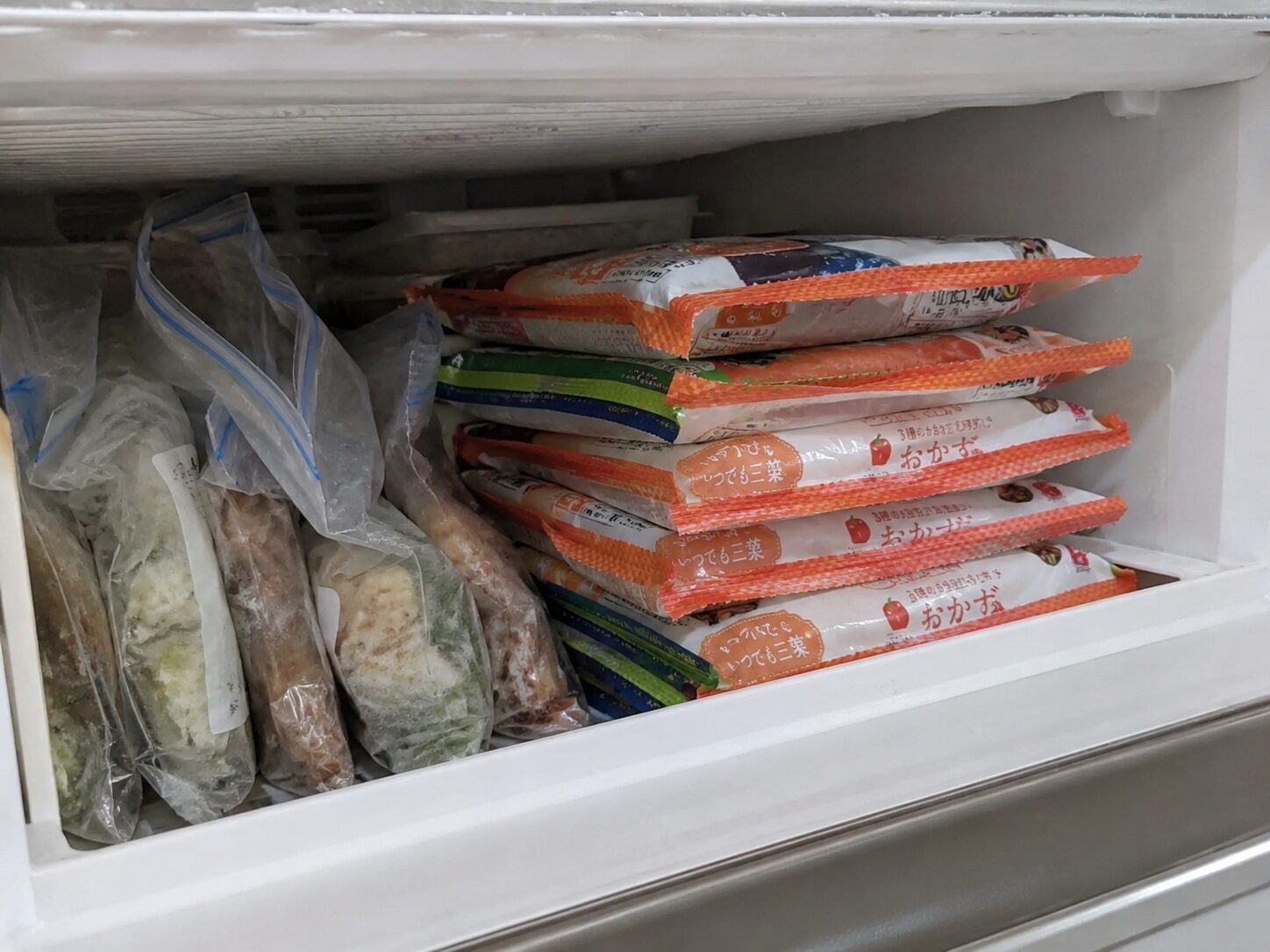 【実食写真②:10食セットを家庭用冷凍庫へすっきり収納した様子の写真】